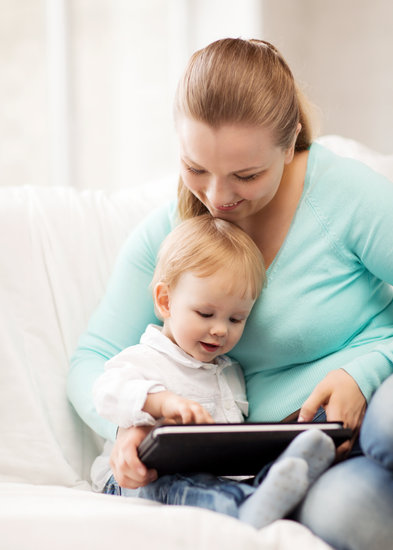 maman et son fils cours en ligne vidéo sur tablette