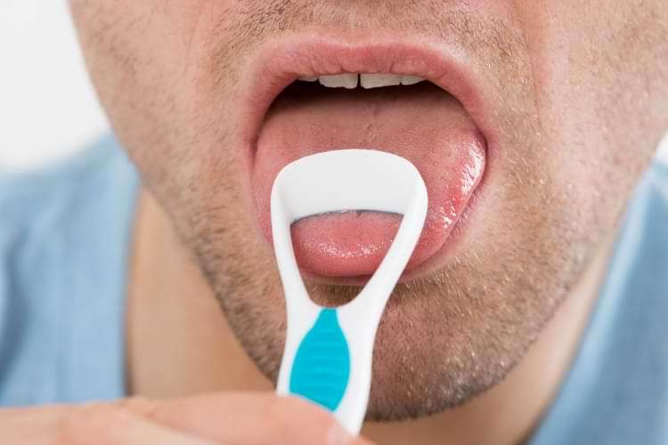 gratte langue avant le brossage des dents