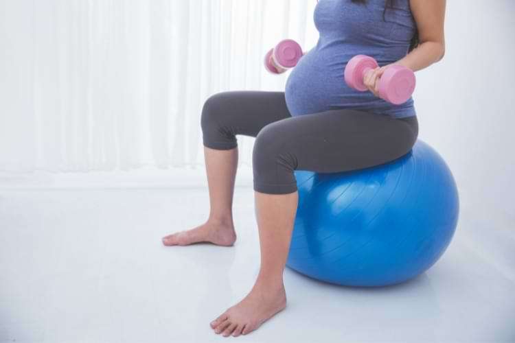 exercice avec le ballon de gym grossesse