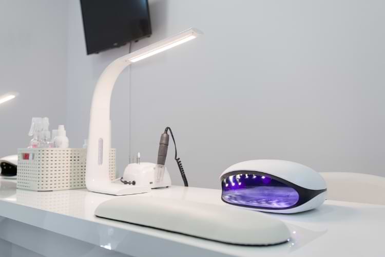 Table de manucure avec lampe UV ongle