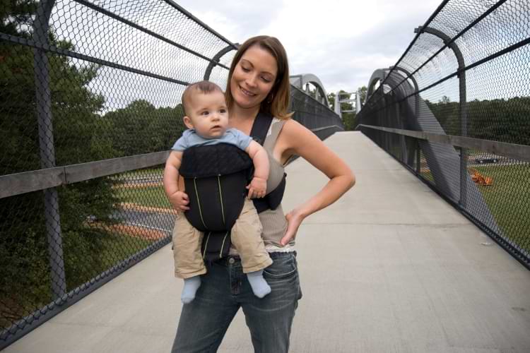 porte bebe ergonomique maman