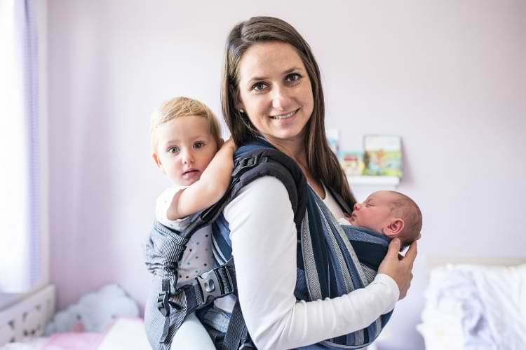 porte bébé et écharpe de portage devant derrière