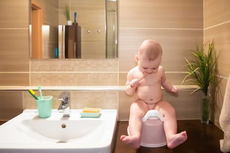 bébé constipé sur le pot