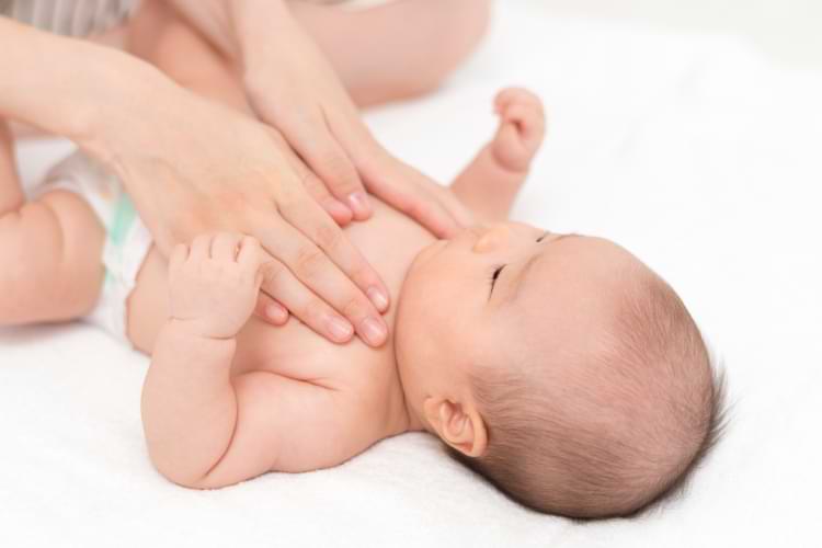 massage bébé de la poitrine 