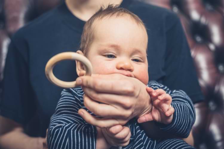 anneau de dentition pour les poussées dentaire