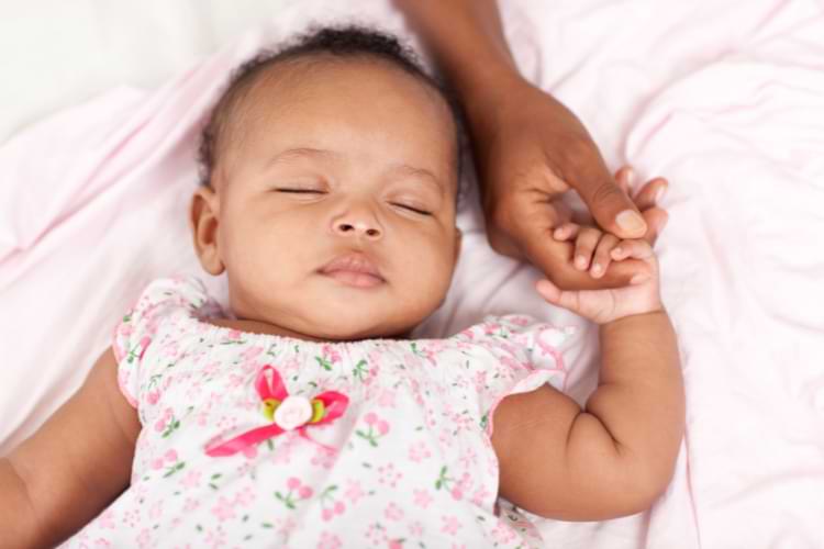 Aider bébé à s'endormir dans son lit