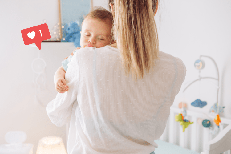 Bébé dort dans les bras de sa maman