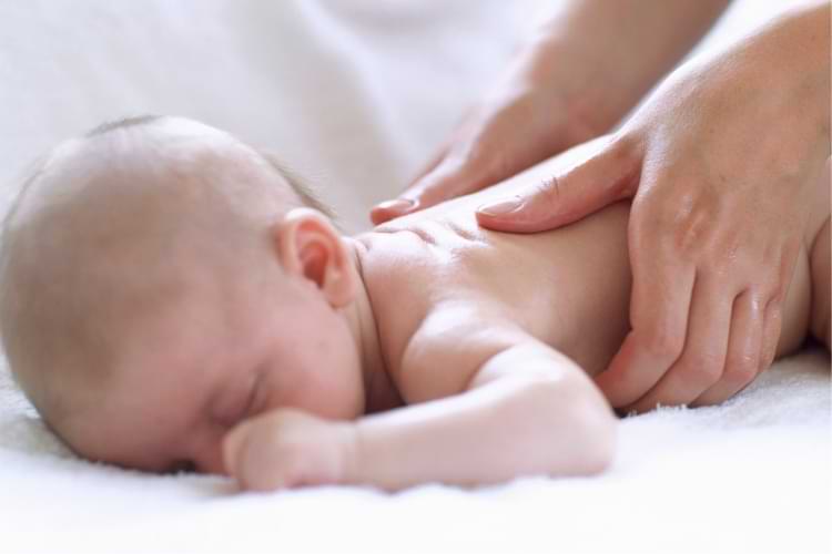 massage bébé pour accompagner bébé dans son sommeil