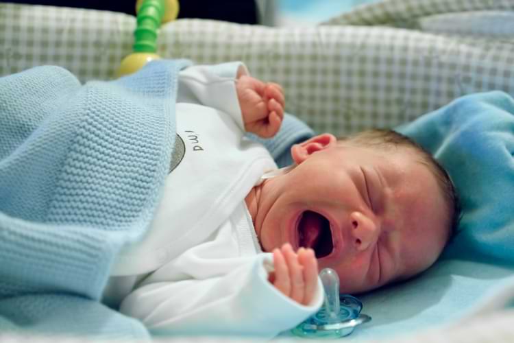 bébé qui pleure dans son sommeil