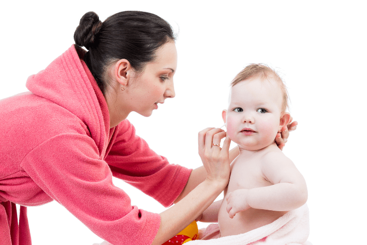 maman nettoie l'oreille de bébé