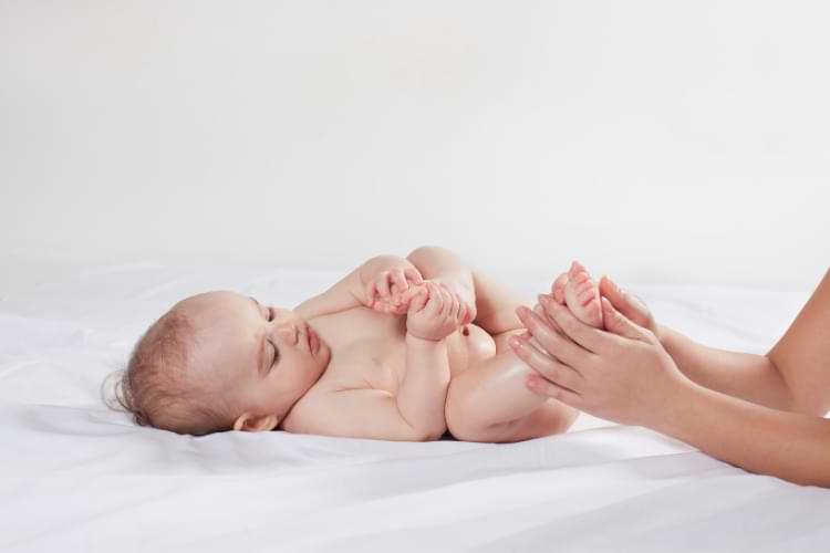 massage bébé pour apaiser les pleurs de bébé