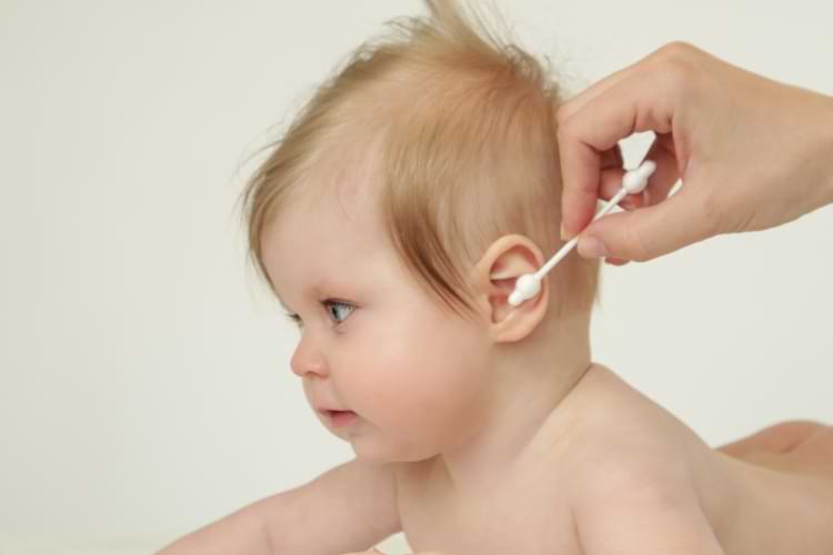 nettoyage des oreilles au coton-tige