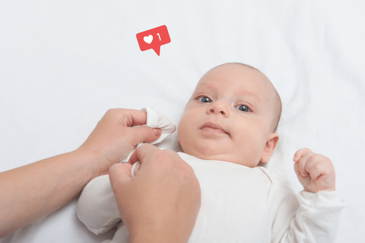 nettoyer les oreilles de bébé