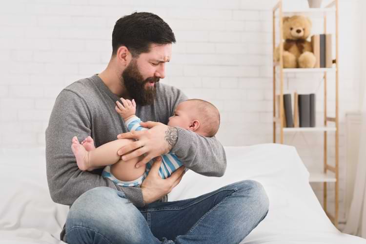 papa calme son bébé qui pleure