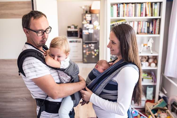 différent âge pour le porte bébé et l'écharpe de portage