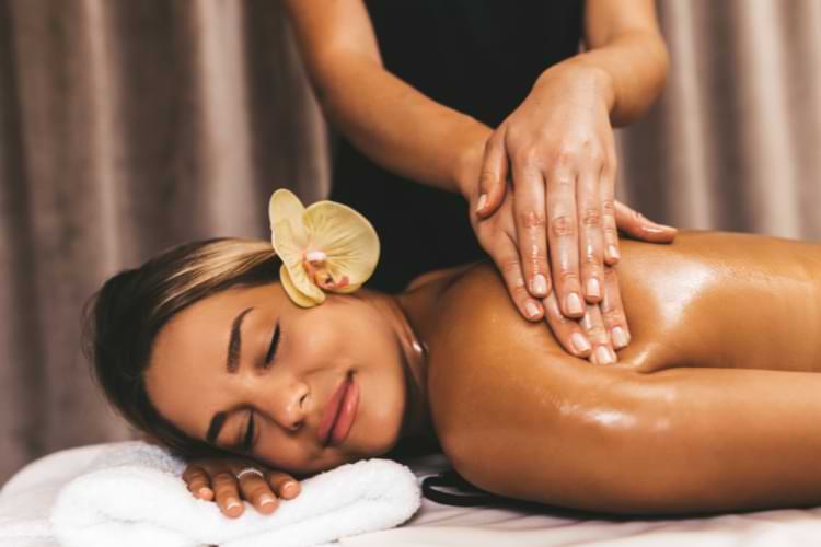 massage lomi-lomi femme trapèze