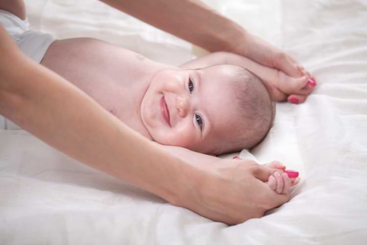 complicité, émotion et rire sont dans l'atelier de massage bébé