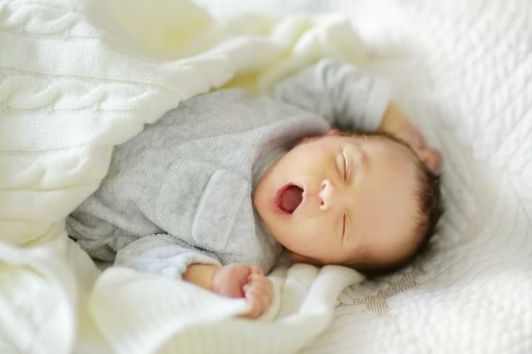 couverture bébé sommeil en tricot