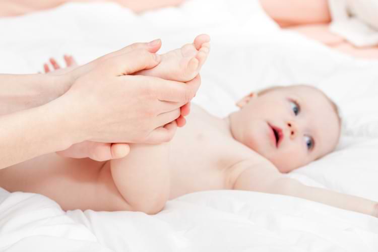 massage pied bébé (réflexologie plantaire)
