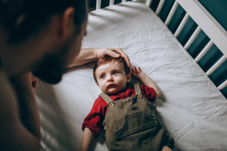 mettre bebe dans son lit de bebe